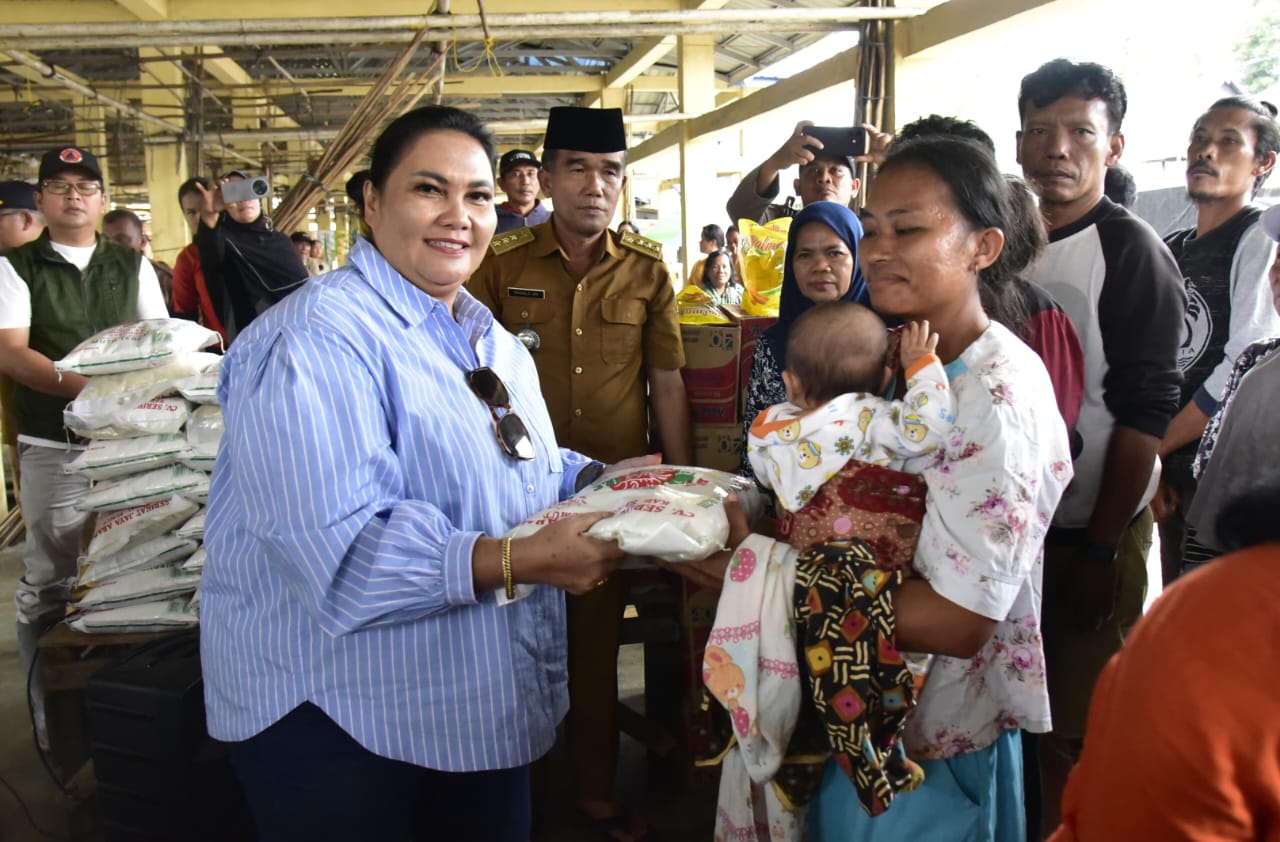 Ketua TP PKK Tapteng Bantu Warga Korban Banjir Ketua TP PKK Tapteng Bantu Warga Korban Banjir