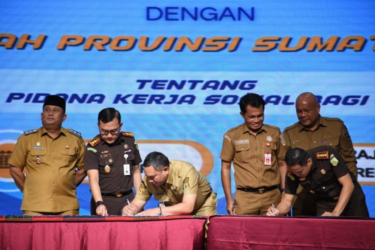 Bupati Pakpak Bharat Hadiri Penandatanganan MoU Antara Kejari se-Sumut Dengan Pemerintah Kabupaten/Kota Tentang Sinergitas Pelaksanaan Pidana Kerja Sosial 