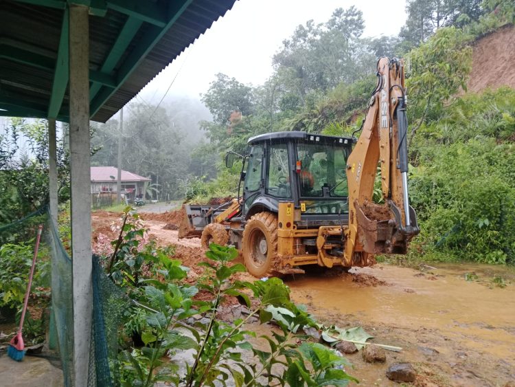BPBD Tapteng Kerahkan Alat Berat Bersihkan Material Longsor BPBD Tapteng Kerahkan Alat Berat Bersihkan Material Longsor