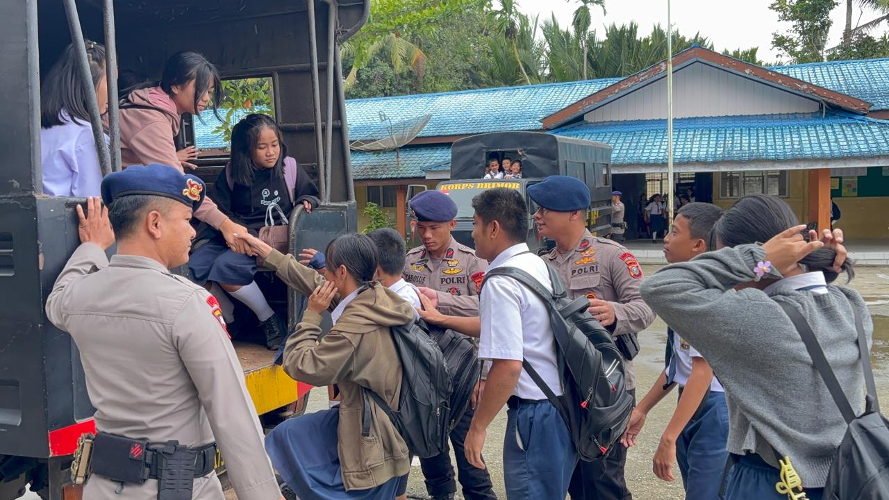 Brimob Tiba-tiba Berhenti di Depan SMP Negri Dharma Caraka Gunung Sitoli, Ternyata Ini yang Terjadi Brimob Tiba-tiba Berhenti di Depan SMP Negri Dharma Caraka Gunung Sitoli, Ternyata Ini yang Terjadi