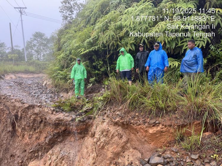 Dinas PUPR Tapteng Kerahkan Alat Berat Perbaiki Jalan Longsor di Huta Nabolon-Watas Taput Dinas PUPR Tapteng Kerahkan Alat Berat Perbaiki Jalan Longsor di Huta Nabolon-Watas Taput