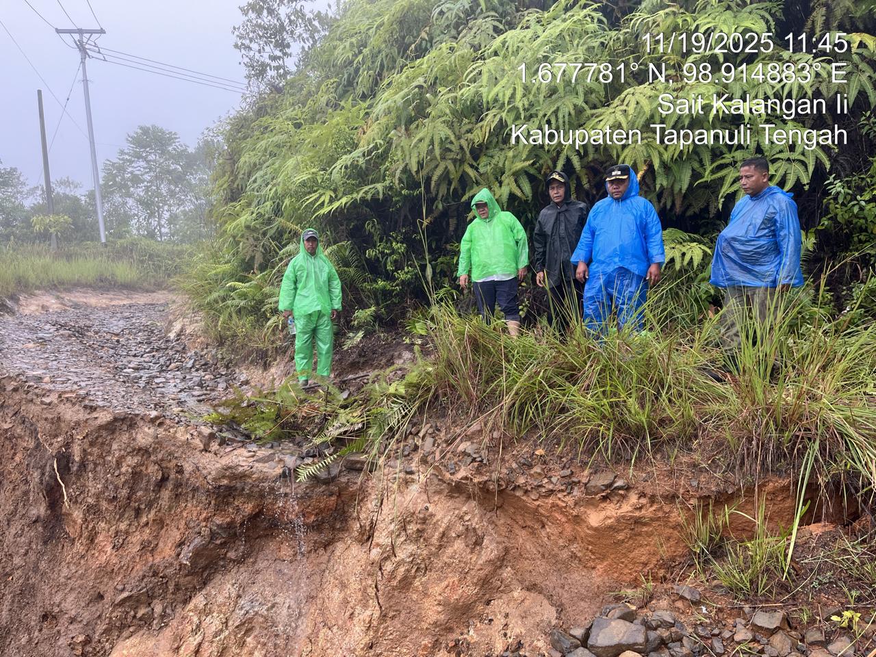 Dinas PUPR Tapteng Kerahkan Alat Berat Perbaiki Jalan Longsor di Huta Nabolon-Watas Taput Dinas PUPR Tapteng Kerahkan Alat Berat Perbaiki Jalan Longsor di Huta Nabolon-Watas Taput