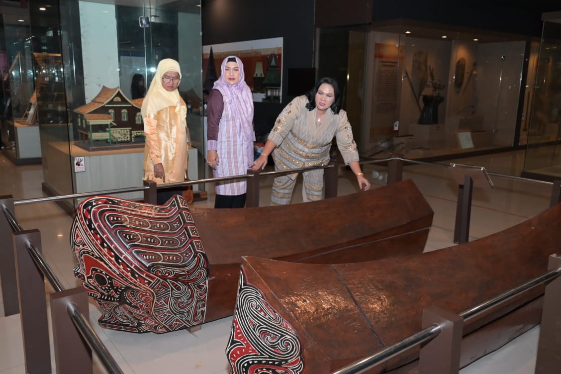 Ketua Dekranasda Tapteng Hadiri Pembukaan Sumut Fashion and Beauty 2025