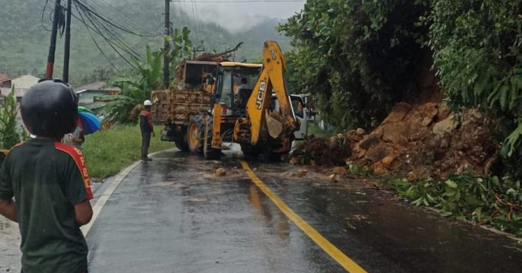 Pemkab Tapteng Bersihkan Longsor Yang Menutup Akses Jalan Tapteng-Sibolga Pemkab Tapteng Bersihkan Longsor Yang Menutup Akses Jalan Tapteng-Sibolga