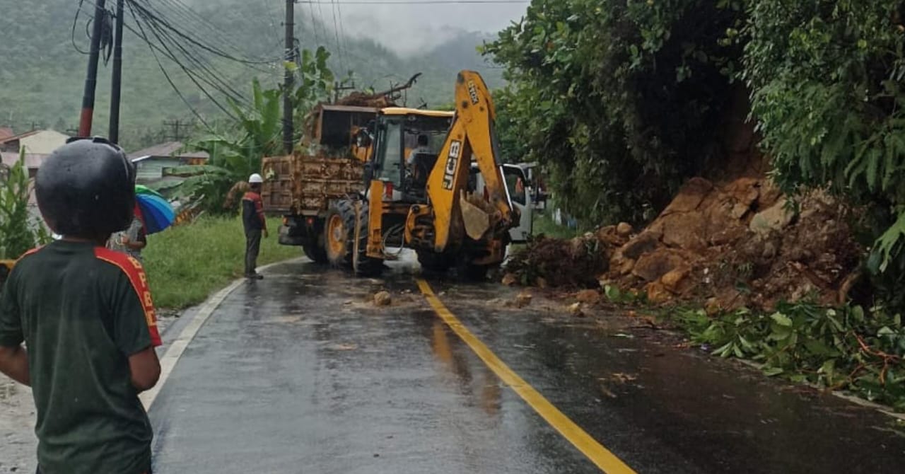 Pemkab Tapteng Bersihkan Longsor Yang Menutup Akses Jalan Tapteng-Sibolga