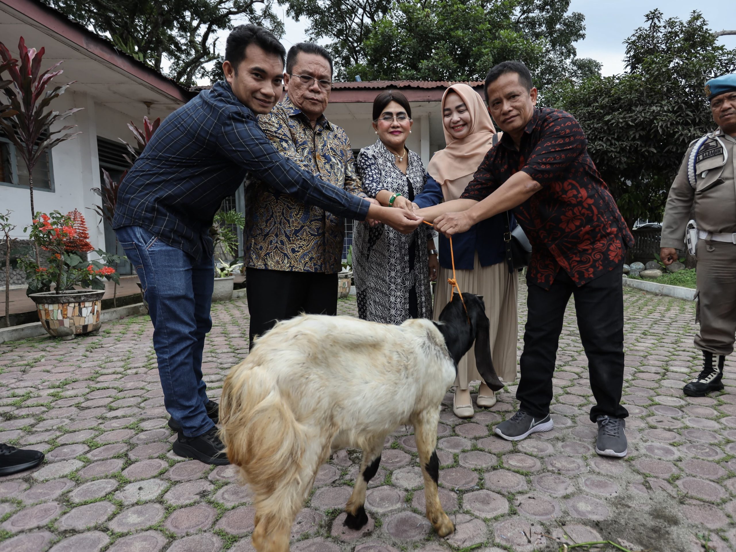 Wali Kota Pematangsiantar Wesly Silalahi dan Ketua TP PKK Serahkan Bantuan Berupa Kambing Kepada Pemenang Lomba HKG PKK Tingkat Provinsi Sumut Tahun 2025 Wali Kota Pematangsiantar Wesly Silalahi dan Ketua TP PKK Serahkan Bantuan Berupa Kambing Kepada Pemenang Lomba HKG PKK Tingkat Provinsi Sumut Tahun 2025