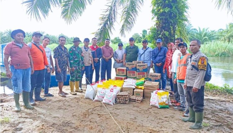 Pemkab Tapteng Berikan Bansos Kepada 78 KK Warga Lumut Yang Terdampak Banjir Pemkab Tapteng Berikan Bansos Kepada 78 KK Warga Lumut Yang Terdampak Banjir