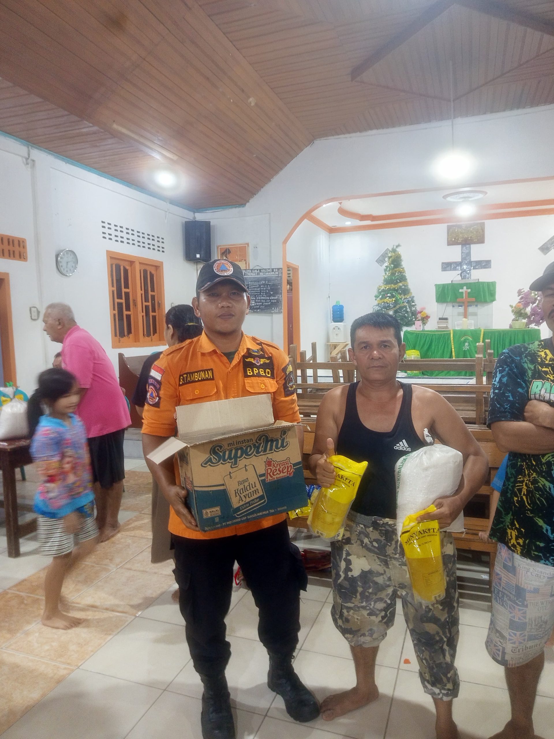 Pemkab Tapteng Berikan Bansos Kepada 10 KK Korban Banjir di Kelurahan Hutanabolon Pemkab Tapteng Berikan Bansos Kepada 10 KK Korban Banjir di Kelurahan Hutanabolon