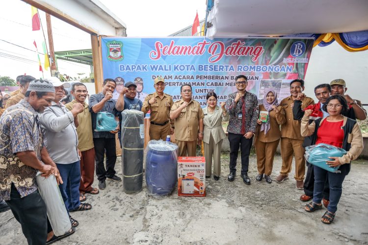 Wali Kota Wesly Silalahi Didampingi Ketua TP PKK Memberikan Bantuan Bibit Cabai Merah Dan Dan Sarana Produksi di Kelurahan Sumber Jaya Wali Kota Wesly Silalahi Didampingi Ketua TP PKK Memberikan Bantuan Bibit Cabai Merah Dan Dan Sarana Produksi di Kelurahan Sumber Jaya