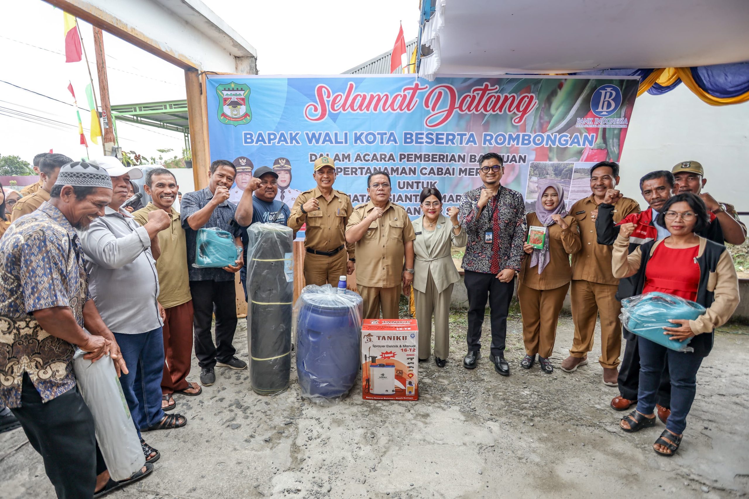Wali Kota Wesly Silalahi Didampingi Ketua TP PKK Memberikan Bantuan Bibit Cabai Merah Dan Dan Sarana Produksi di Kelurahan Sumber Jaya Wali Kota Wesly Silalahi Didampingi Ketua TP PKK Memberikan Bantuan Bibit Cabai Merah Dan Dan Sarana Produksi di Kelurahan Sumber Jaya