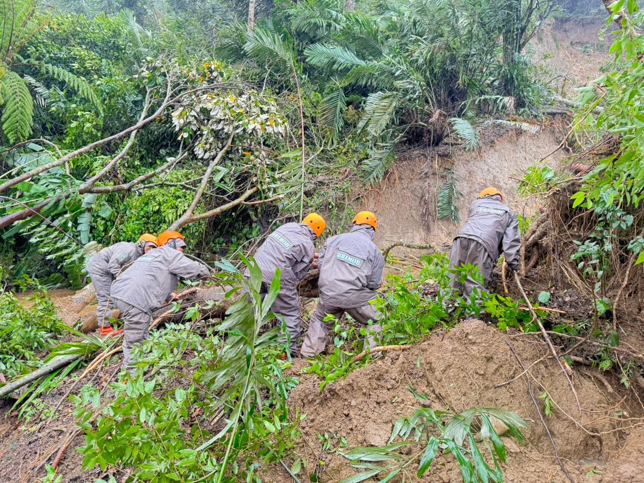 Brimob Polda Sumut Terobos Bencana, Dua Unit SAR Dikerahkan Tembus Banjir & Longsor Tapanuli Tengah Brimob Polda Sumut Terobos Bencana, Dua Unit SAR Dikerahkan Tembus Banjir & Longsor Tapanuli Tengah