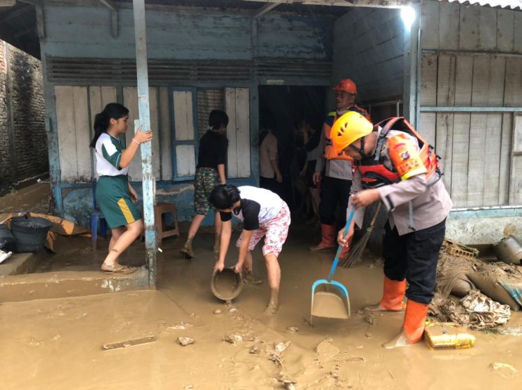 Brimob Sumut Bergerak Cepat! Quick Response Bencana di Tapanuli Utara, Warga Terbantu Air Bersih dan Pembersihan Material Longsor Brimob Sumut Bergerak Cepat! Quick Response Bencana di Tapanuli Utara, Warga Terbantu Air Bersih dan Pembersihan Material Longsor