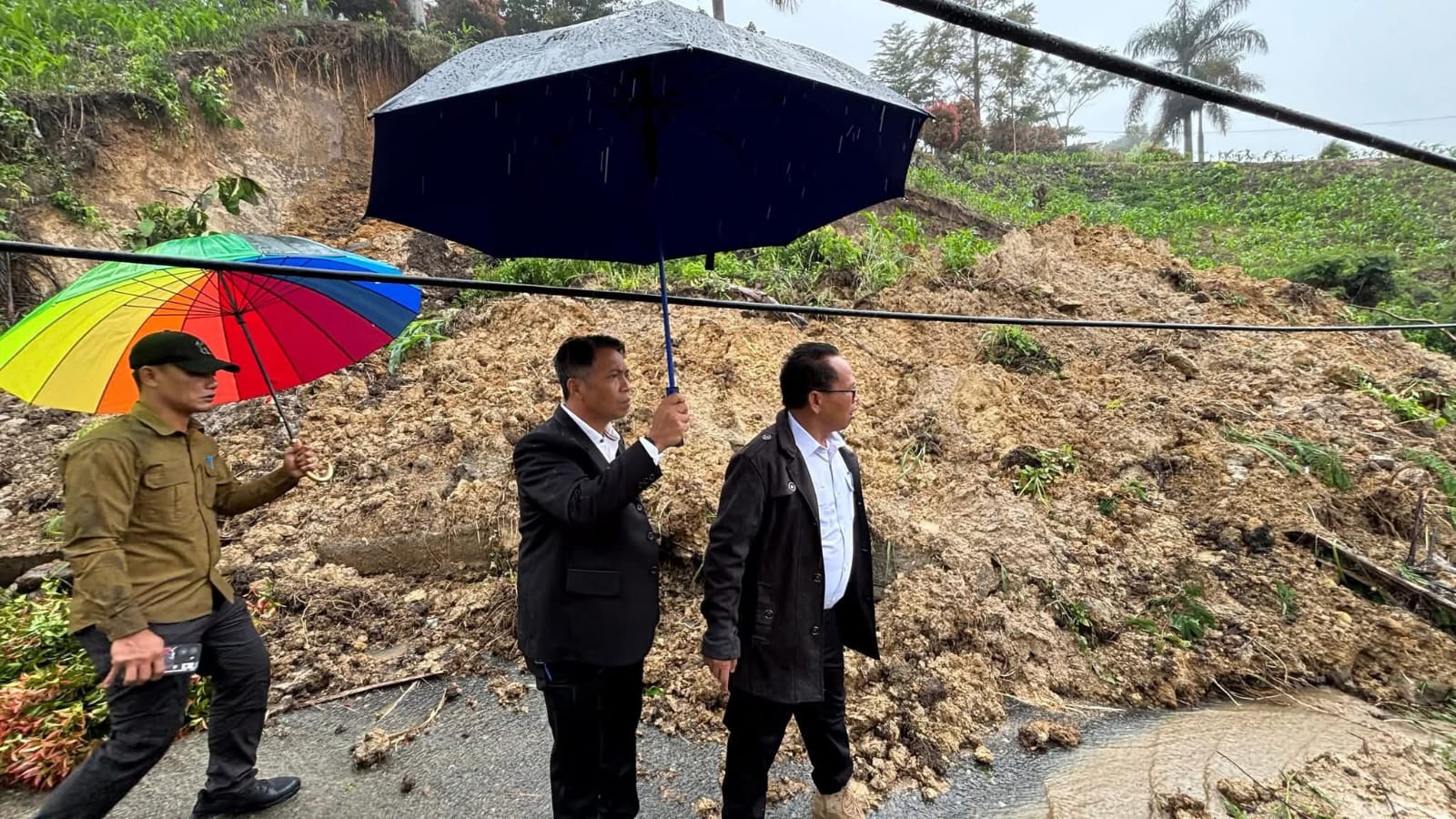 Sekda Pakpak Bharat Didampingi Sejumlah OPD dan Asisten Tinjau Lokasi Longsor