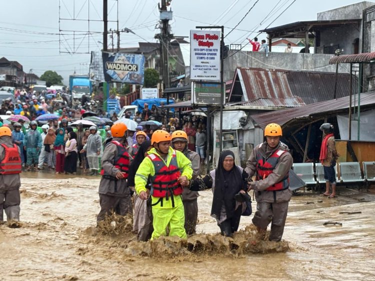 Tanggap Darurat, Brimob Polda Sumut Amankan Lokasi Banjir Bandang di Sipirok Tanggap Darurat, Brimob Polda Sumut Amankan Lokasi Banjir Bandang di Sipirok