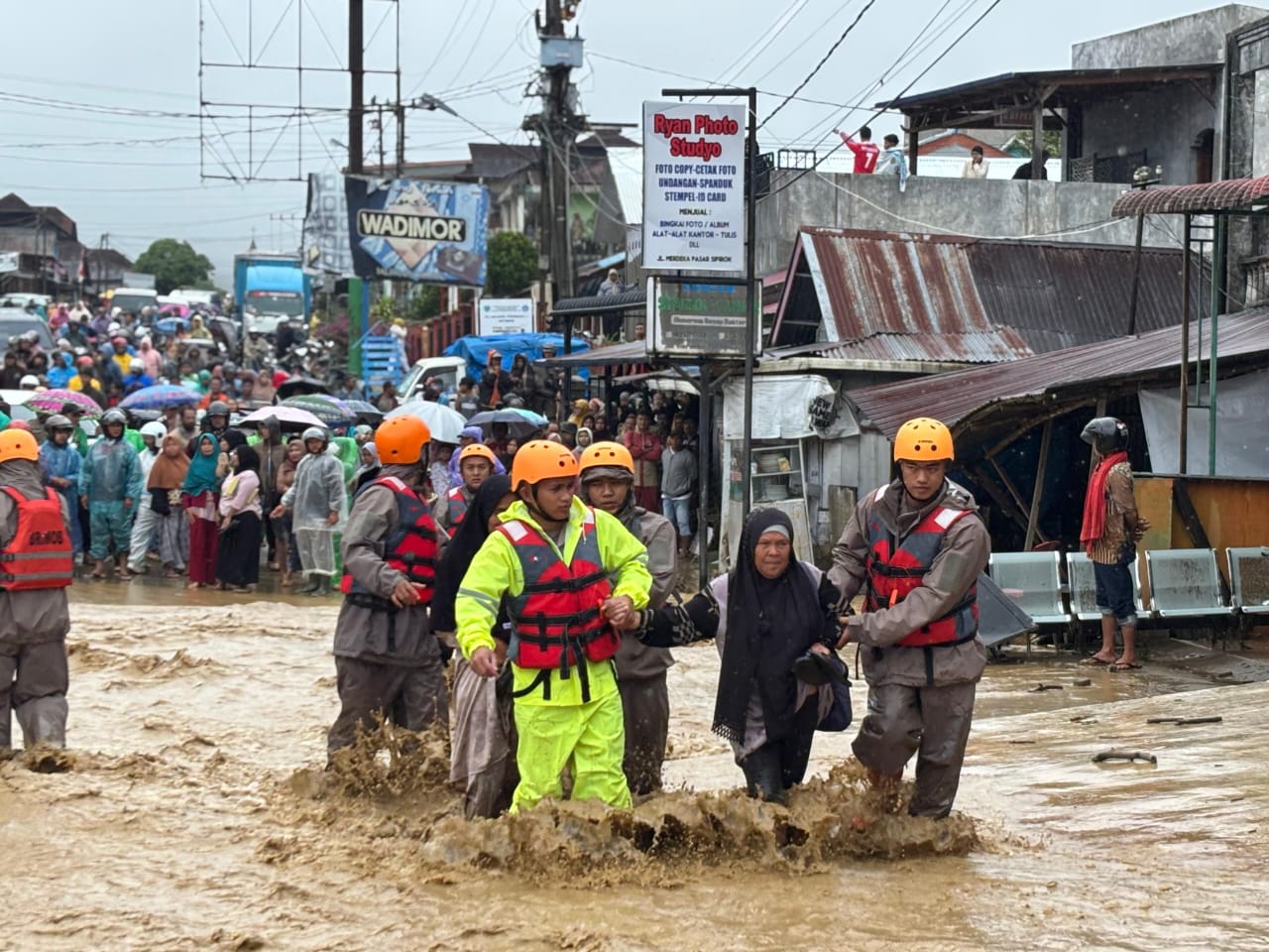 Tanggap Darurat, Brimob Polda Sumut Amankan Lokasi Banjir Bandang di Sipirok Tanggap Darurat, Brimob Polda Sumut Amankan Lokasi Banjir Bandang di Sipirok