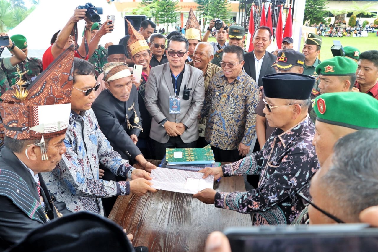 Pemerintah Kabupaten Simalungun Terima Simbol-Simbol Pahlawan Nasional Tuan Rondahaim dari Ahli Waris Pemerintah Kabupaten Simalungun Terima Simbol-Simbol Pahlawan Nasional Tuan Rondahaim dari Ahli Waris
