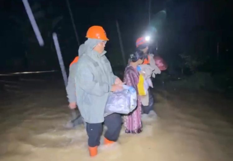 Brimob Polda Sumut Gerak Cepat Evakuasi Warga Terjebak Banjir di Besitang Langkat