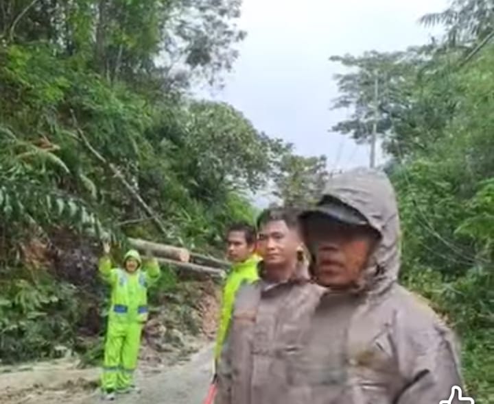 Polres Pakpak Bharat Terjunkan Personil Atur Lalin Dan Pengamanan Di Titik Longsor Desa Salak Menuju Singgabur