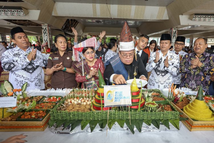 Wali Kota Pematangsiantar Wesly Silalahi Bersama Para Guru Memeringati Hari Guru Nasional Tahun 2025 Sekaligus HUT ke-80 PGRI Wali Kota Pematangsiantar Wesly Silalahi Bersama Para Guru Memeringati Hari Guru Nasional Tahun 2025 Sekaligus HUT ke-80 PGRI