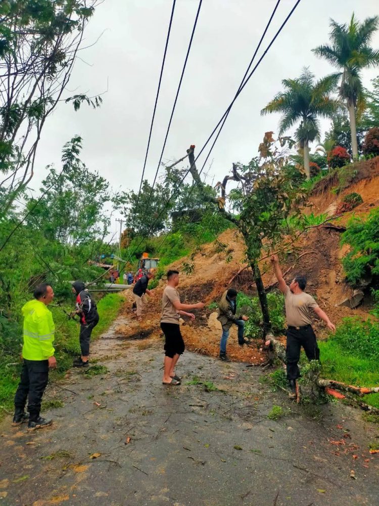 Wakapolres Pakpak Bharat Pimpin Pembersihan Di Lokasi Terdampak Longsor