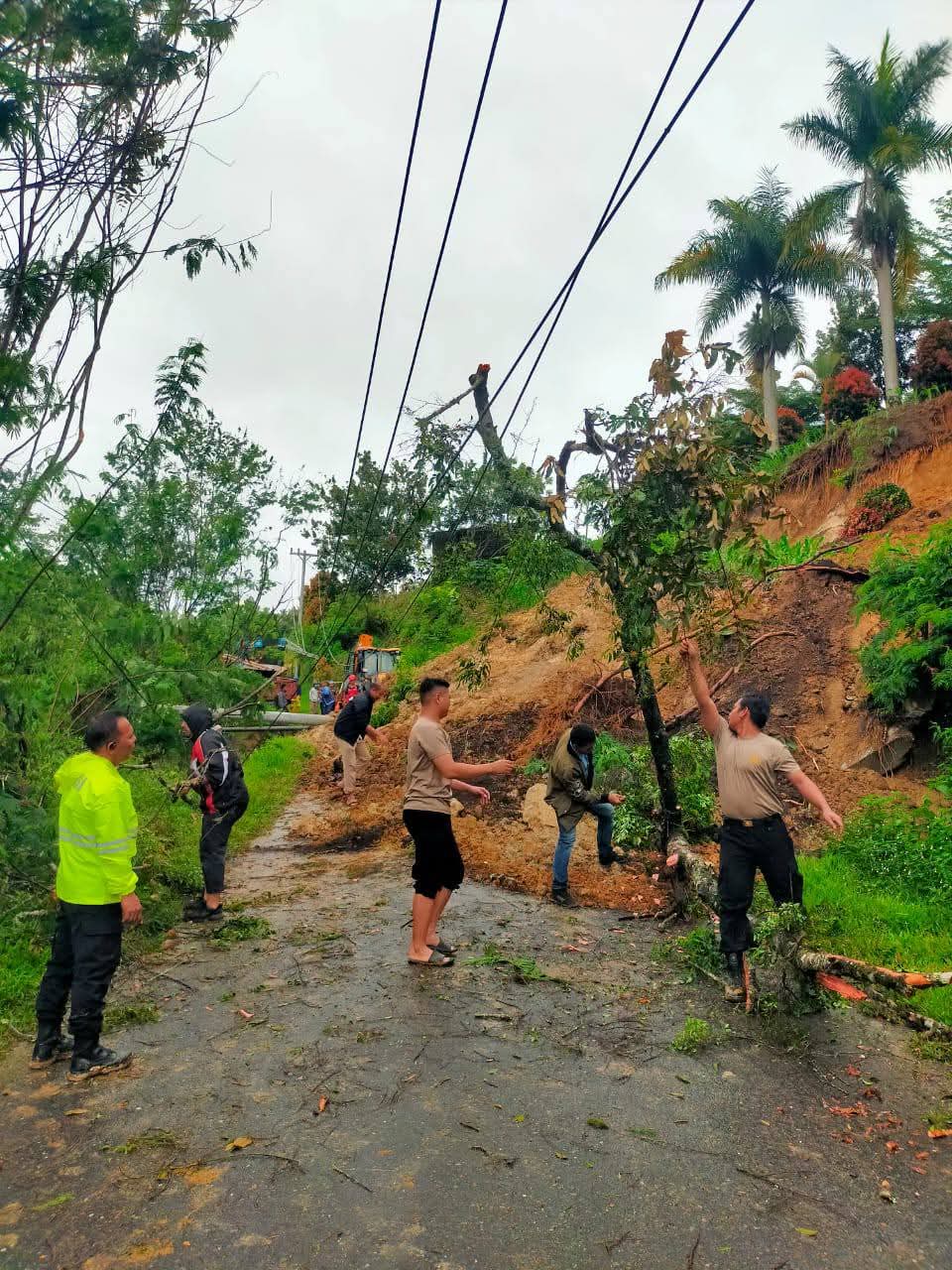 Wakapolres Pakpak Bharat Pimpin Pembersihan Di Lokasi Terdampak Longsor