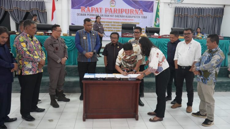 Pemkab dan DPRD Toba Tandatangangi Nota Kesepakatan Ranperda APBD menjadi Perda APBD 2026 Pemkab dan DPRD Toba Tandatangangi Nota Kesepakatan Ranperda APBD menjadi Perda APBD 2026