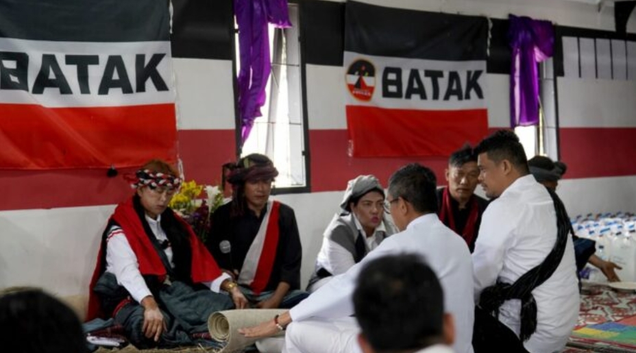 Gubernur Bobby Nasution Kunjungi Rumah Hela, Wisata Edukasi Budaya di Samosir Gubernur Bobby Nasution Kunjungi Rumah Hela, Wisata Edukasi Budaya di Samosir