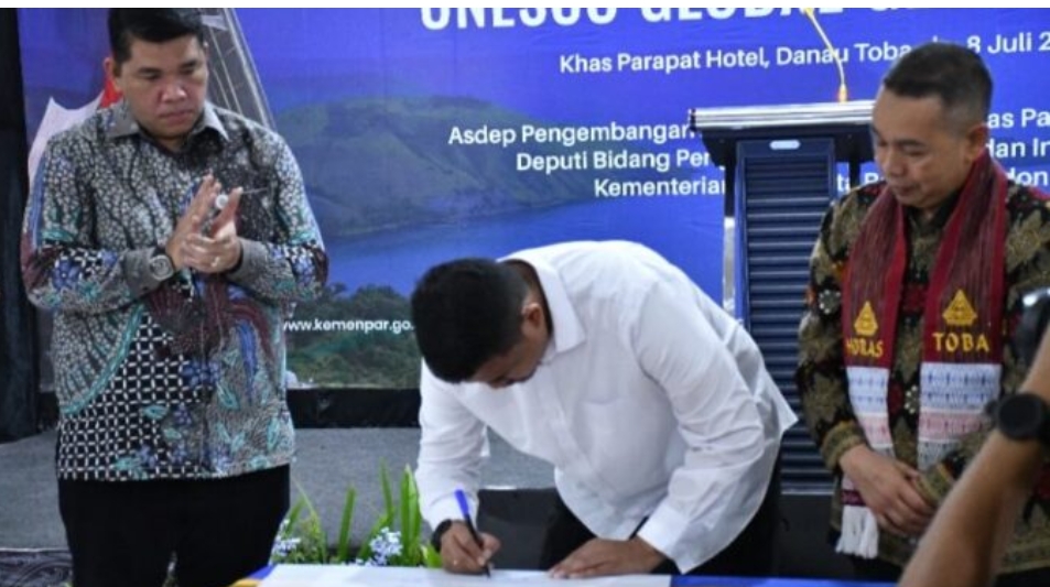 Bupati Samosir Dampingi Gubernur Sumatera Utara dalam Konferensi Pertama Destinasi Geowisata Kaldera Toba Unesco Global Geopark 2025 Bupati Samosir Dampingi Gubernur Sumatera Utara dalam Konferensi Pertama Destinasi Geowisata Kaldera Toba Unesco Global Geopark 2025