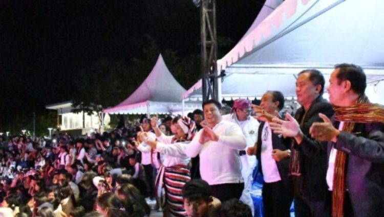 Bupati Samosir Tutup Festival Wisata Edukasi Leluhur Batak Rumahela 2025 Bupati Samosir Tutup Festival Wisata Edukasi Leluhur Batak Rumahela 2025
