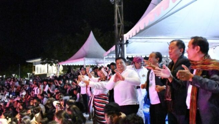 Bupati Samosir Tutup Festival Wisata Edukasi Leluhur Batak Rumahela 2025 Bupati Samosir Tutup Festival Wisata Edukasi Leluhur Batak Rumahela 2025