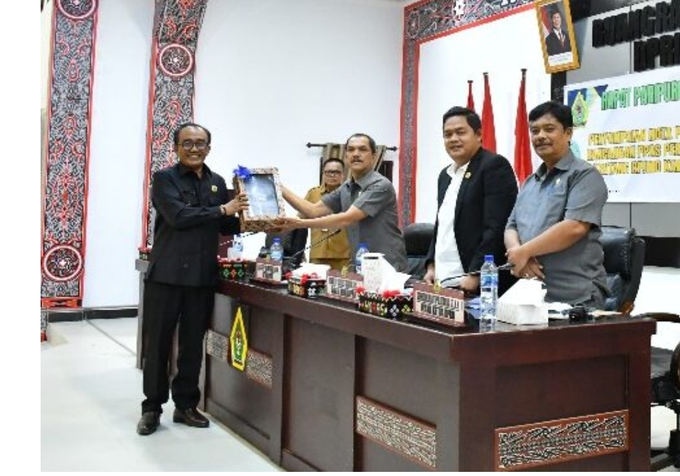 Wakil Bupati Samosir Sampaikan Nota Pengantar KUA dan PPAS Perubahan APBD 2025 serta Ranperda RPJMD dalam Rapat Paripurna DPRD Wakil Bupati Samosir Sampaikan Nota Pengantar KUA dan PPAS Perubahan APBD 2025 serta Ranperda RPJMD dalam Rapat Paripurna DPRD