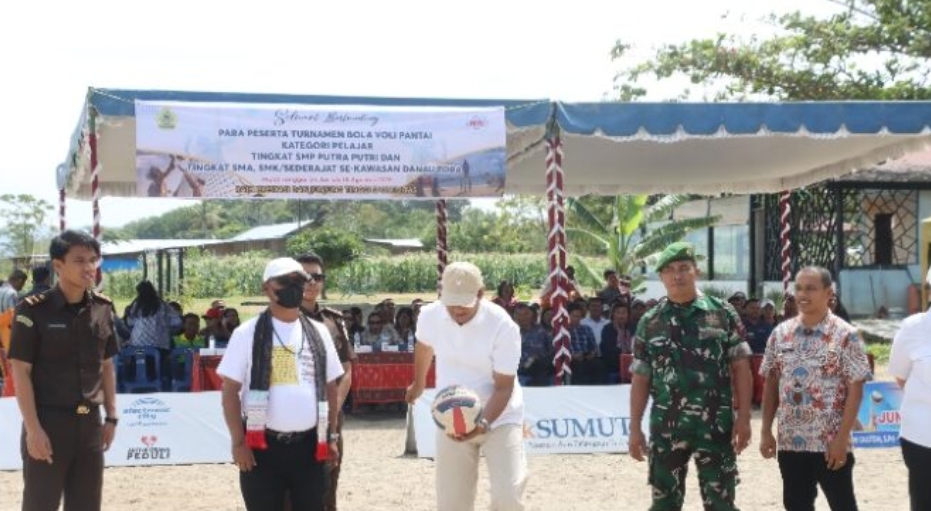 Sekdakab Samosir Buka Turnamen Voli Pantai Piala Bupati Samosir 2025 Sekdakab Samosir Buka Turnamen Voli Pantai Piala Bupati Samosir 2025