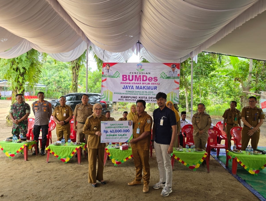 Bupati Way Kanan Serahkan Santunan BPJS-TK Pada Ahli Waris Kepala Kampung Kota Dewa