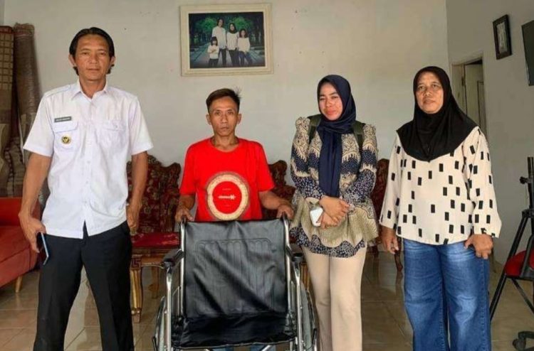 Pemkab Way Kanan Salurkan Kursi Roda untuk Melia