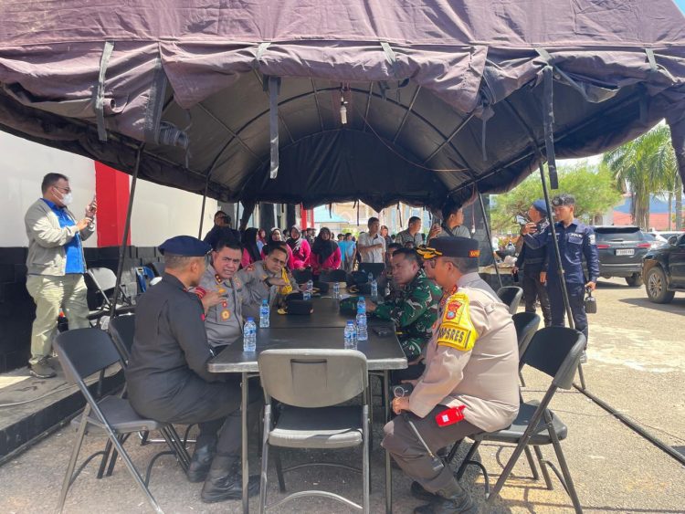 Sinergi TNI–Polri Perkuat Penanganan Bencana, Brimob Polda Sumut Amankan Penyaluran Bantuan bagi Warga Sibolga–Tapteng Sinergi TNI–Polri Perkuat Penanganan Bencana, Brimob Polda Sumut Amankan Penyaluran Bantuan bagi Warga Sibolga–Tapteng