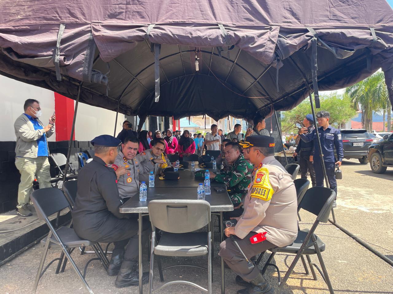 Sinergi TNI–Polri Perkuat Penanganan Bencana, Brimob Polda Sumut Amankan Penyaluran Bantuan bagi Warga Sibolga–Tapteng Sinergi TNI–Polri Perkuat Penanganan Bencana, Brimob Polda Sumut Amankan Penyaluran Bantuan bagi Warga Sibolga–Tapteng