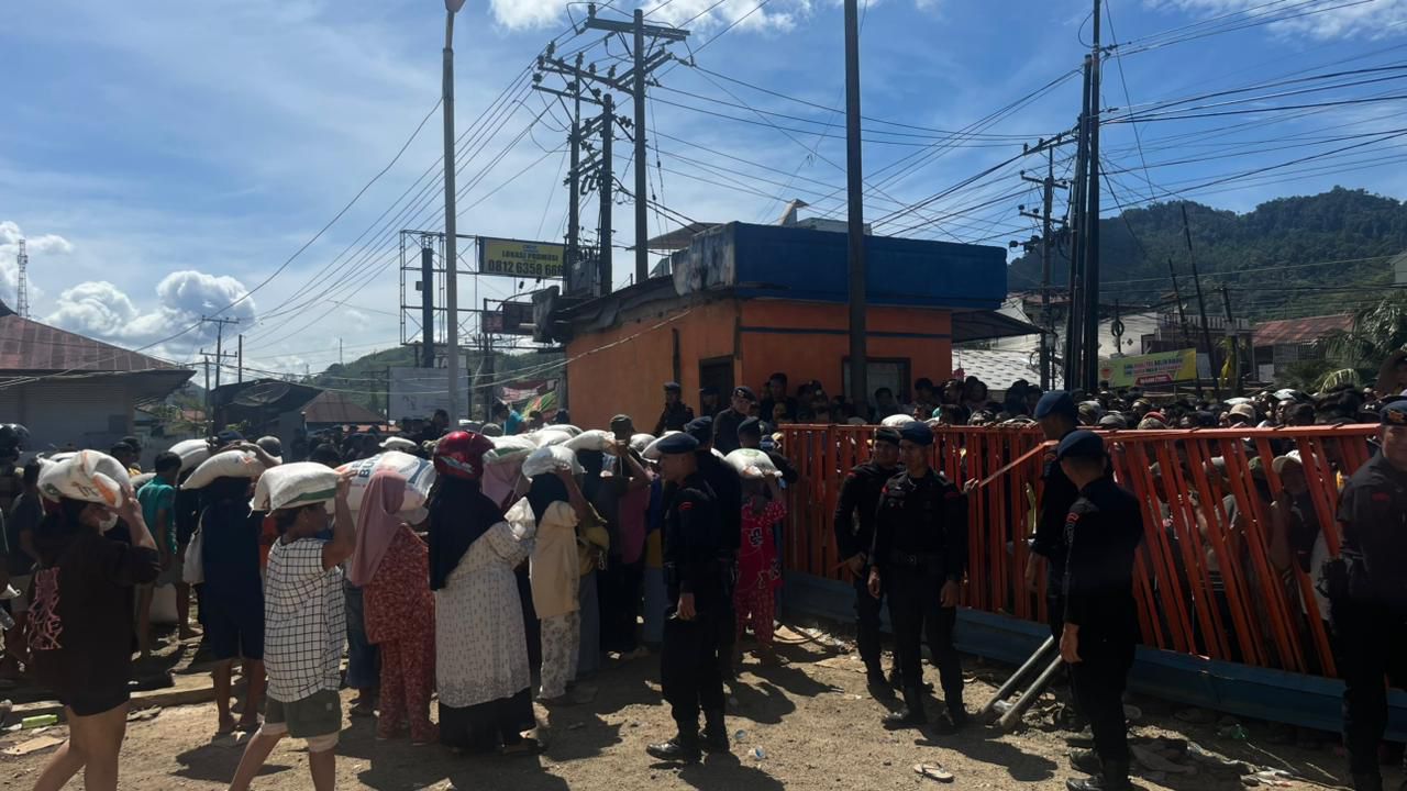 Sinergi TNI–Polri Perkuat Penanganan Bencana, Brimob Polda Sumut Amankan Penyaluran Bantuan bagi Warga Sibolga–Tapteng Sinergi TNI–Polri Perkuat Penanganan Bencana, Brimob Polda Sumut Amankan Penyaluran Bantuan bagi Warga Sibolga–Tapteng