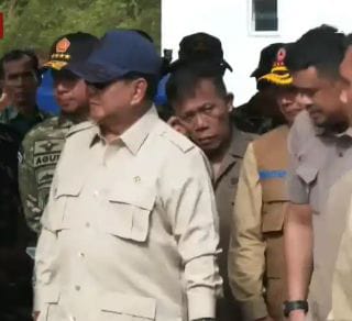 Presiden RI Prabowo Tinjau Posko Pengungsian di GOR Pandan Presiden RI Prabowo Tinjau Posko Pengungsian di GOR Pandan