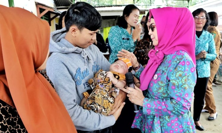 Ny Darmawati Anton Achmad Saragih Beri Semangat Kepada Lansia, Ibu Hamil, dan Balita di Acara Kampung Keluarga Berkualitas Ny Darmawati Anton Achmad Saragih Beri Semangat Kepada Lansia, Ibu Hamil, dan Balita di Acara Kampung Keluarga Berkualitas