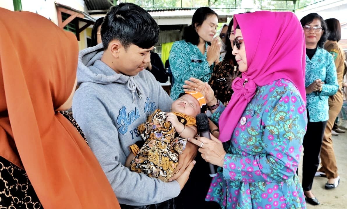Ny Darmawati Anton Achmad Saragih Beri Semangat Kepada Lansia, Ibu Hamil, dan Balita di Acara Kampung Keluarga Berkualitas