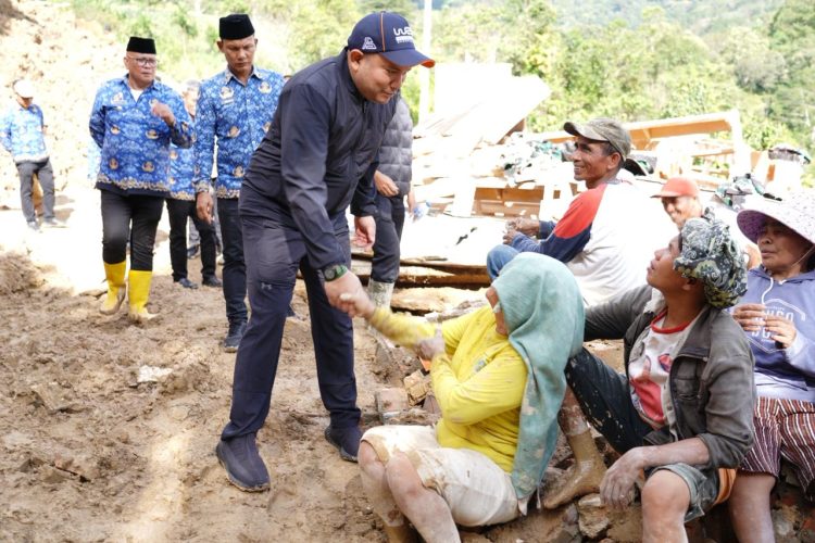 Bupati Pakpak Bharat Tinjau kondisi Longsor Di Desa Semerpara Kecamatan Pergetteng-Getteng Sengkut