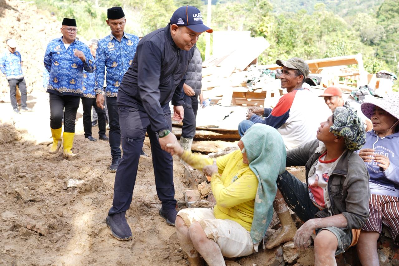 Bupati Pakpak Bharat Tinjau kondisi Longsor Di Desa Semerpara Kecamatan Pergetteng-Getteng Sengkut Bupati Pakpak Bharat Tinjau kondisi Longsor Di Desa Semerpara Kecamatan Pergetteng-Getteng Sengkut