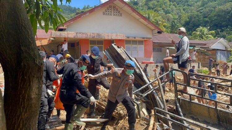 Bencana Longsor di Sibolga, Brimob Polda Sumut Temukan Korban Longsor yang Ternyata Ibunda Rekan Sendiri Bencana Longsor di Sibolga, Brimob Polda Sumut Temukan Korban Longsor yang Ternyata Ibunda Rekan Sendiri