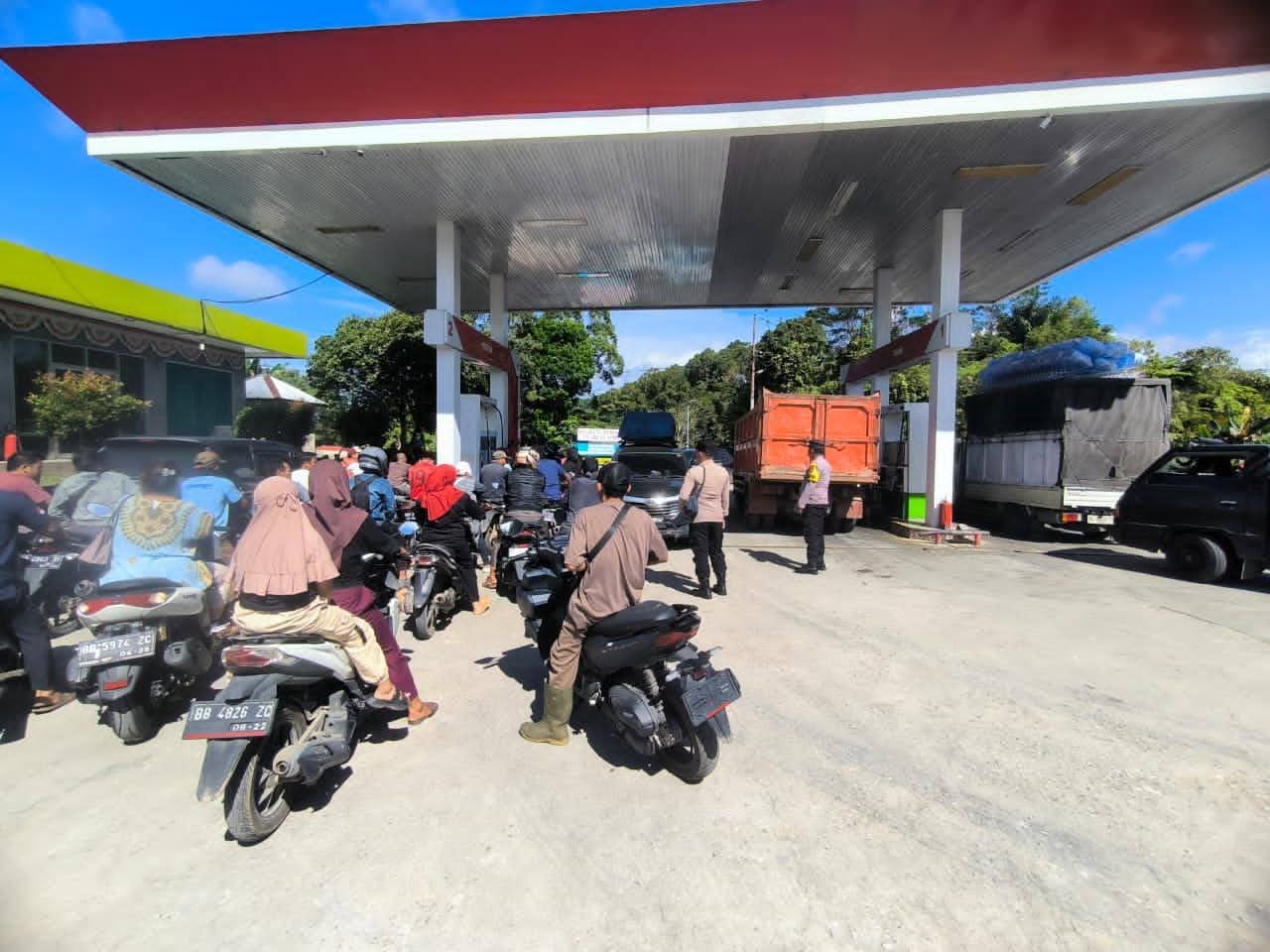 Polres Pakpak Bharat Lakukan Pengamanan Distribusi BBM Di AMPS Desa Sukaramai, Berjalan Aman Dan Kondusif Polres Pakpak Bharat Lakukan Pengamanan Distribusi BBM Di AMPS Desa Sukaramai, Berjalan Aman Dan Kondusif