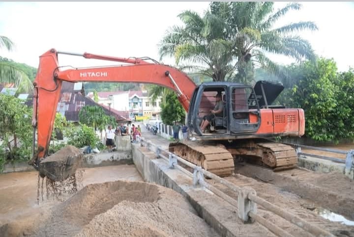 Pemko Sibolga Terus Bergerak Cepat, Tinjau dan Kerahkan Ekskavator Pulihkan Kondisi Pasca Bencana