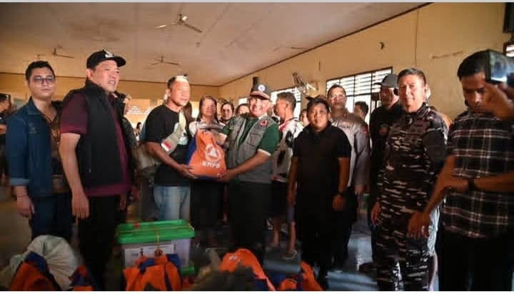 Wali Kota Sibolga Turun Langsung Menyalurkan Bantuan Bagi Warga Yang Terdampak Bencana Di Kecamatan Sibolga Utara