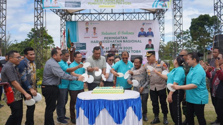 Memperingati Hari Kesehatan Nasional ke-61, Pemkab Toba Menggelar Senam Bersama di Komplek Kantor Bupati