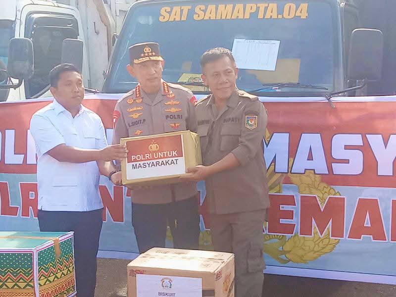 Kapolri Serahkan Bantuan Kemanusiaan Korban Bencana Alam di Tapteng dan Sibolga Kapolri Serahkan Bantuan Kemanusiaan Korban Bencana Alam di Tapteng dan Sibolga