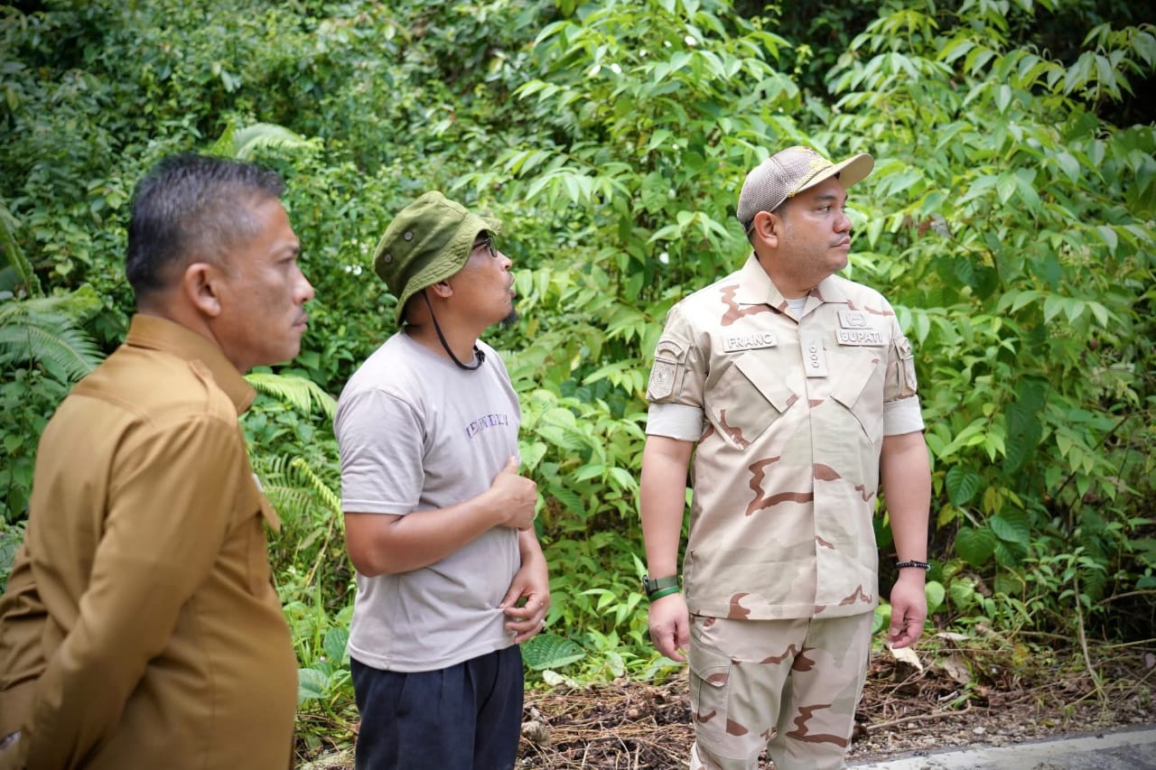 Bupati Pakpak Bharat Tinjau Penanganan Longsor Di Jalan Penghubung Lagan-Pagindar Bupati Pakpak Bharat Tinjau Penanganan Longsor Di Jalan Penghubung Lagan-Pagindar