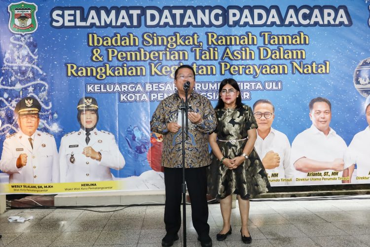 Wali Kota Pematangsiantar Didampingi Ketua TP PKK Serahkan Tali Asih Kepada Jemaat Gereja